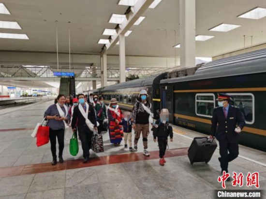 圖為拉薩車站工作人員為西藏先心病患兒和陪同人員提供“綠色”接力幫扶，并開通了專門通道，讓他們快速進(jìn)站上車。拉薩車站 供圖