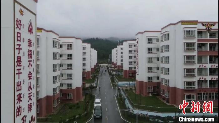 越西縣最大的易地扶貧搬遷安置點——城北感恩社區(qū)?！『武?攝