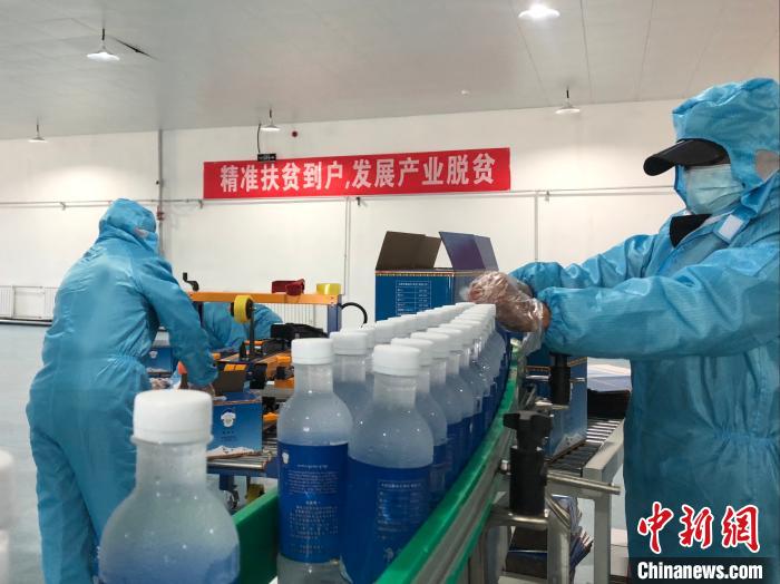 圖為阿里地區(qū)措勤縣某飲用水加工公司，該公司以“基地+公司+貧困民眾”為運營模式，帶動貧困民眾68戶232人?！≈x牧 攝
