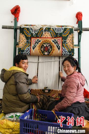 圖為1月15日，在日喀則市謝瑪氆氌農(nóng)村合作社，拉孜村一對(duì)夫婦在編織卡墊(資料圖)。　趙朗 攝