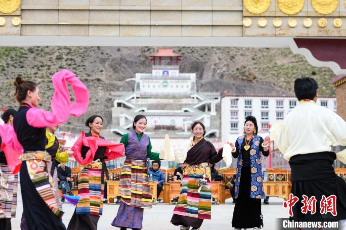 圖為西藏昌都市洛隆縣易地搬遷安置點(diǎn)阿托卡小康示范新村村民載歌載舞慶脫貧(資料圖)?！『闻罾?攝