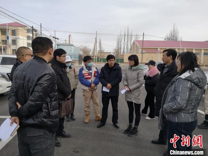 圖為青海大學(xué)工作人員正在現(xiàn)場考察該項目進行情況?！±罱瓕?攝