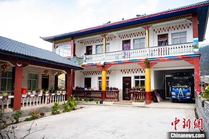 1月30日，嘎腰村，僜人苦梅夏自家的兩層樓房。<a target='_blank' ><p  align=