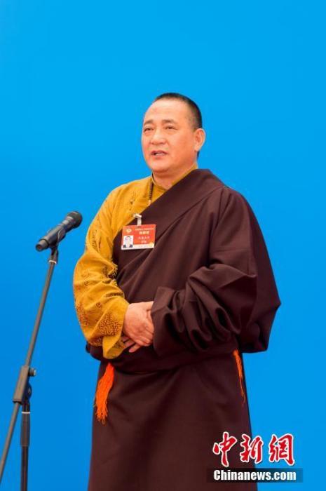 3月10日，全國(guó)政協(xié)十三屆四次會(huì)議第三場(chǎng)“委員通道”采訪活動(dòng)在北京人民大會(huì)堂新聞發(fā)布廳舉行。圖為全國(guó)政協(xié)委員洛桑山丹通過(guò)網(wǎng)絡(luò)視頻方式接受媒體采訪。<a target='_blank' ><p  align=