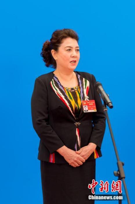 3月10日，全國(guó)政協(xié)十三屆四次會(huì)議第三場(chǎng)“委員通道”采訪活動(dòng)在北京人民大會(huì)堂新聞發(fā)布廳舉行。圖為全國(guó)政協(xié)委員古麗帕麗·阿不都拉通過(guò)網(wǎng)絡(luò)視頻方式接受媒體采訪。<a target='_blank' ><p  align=