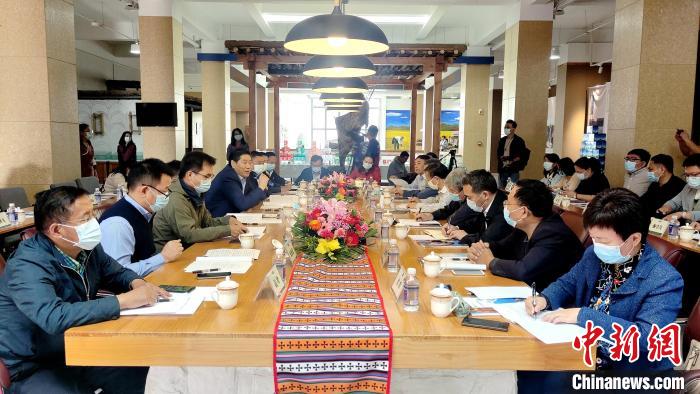 圖為國(guó)家糧食產(chǎn)業(yè)(青稞深加工)技術(shù)創(chuàng)新分中心在西藏拉薩掛牌儀式現(xiàn)場(chǎng)?！∝暽＠?攝