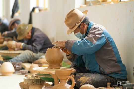 【走進鄉(xiāng)村看小康】西藏塔巴村:村美陶美人更美