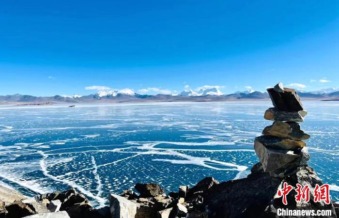 圖為普瑪江塘鄉(xiāng)境內(nèi)的雪山、冰湖美景?！±丝ㄗ涌h網(wǎng)信辦供圖