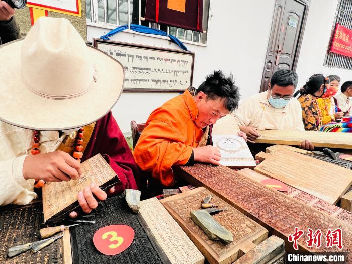 圖為2022年，聶榮縣當(dāng)木江鄉(xiāng)“鄉(xiāng)村振興那曲奮進”活動雕刻比賽現(xiàn)場。資料圖 那曲市“鄉(xiāng)村振興 那曲奮進”活動辦供圖