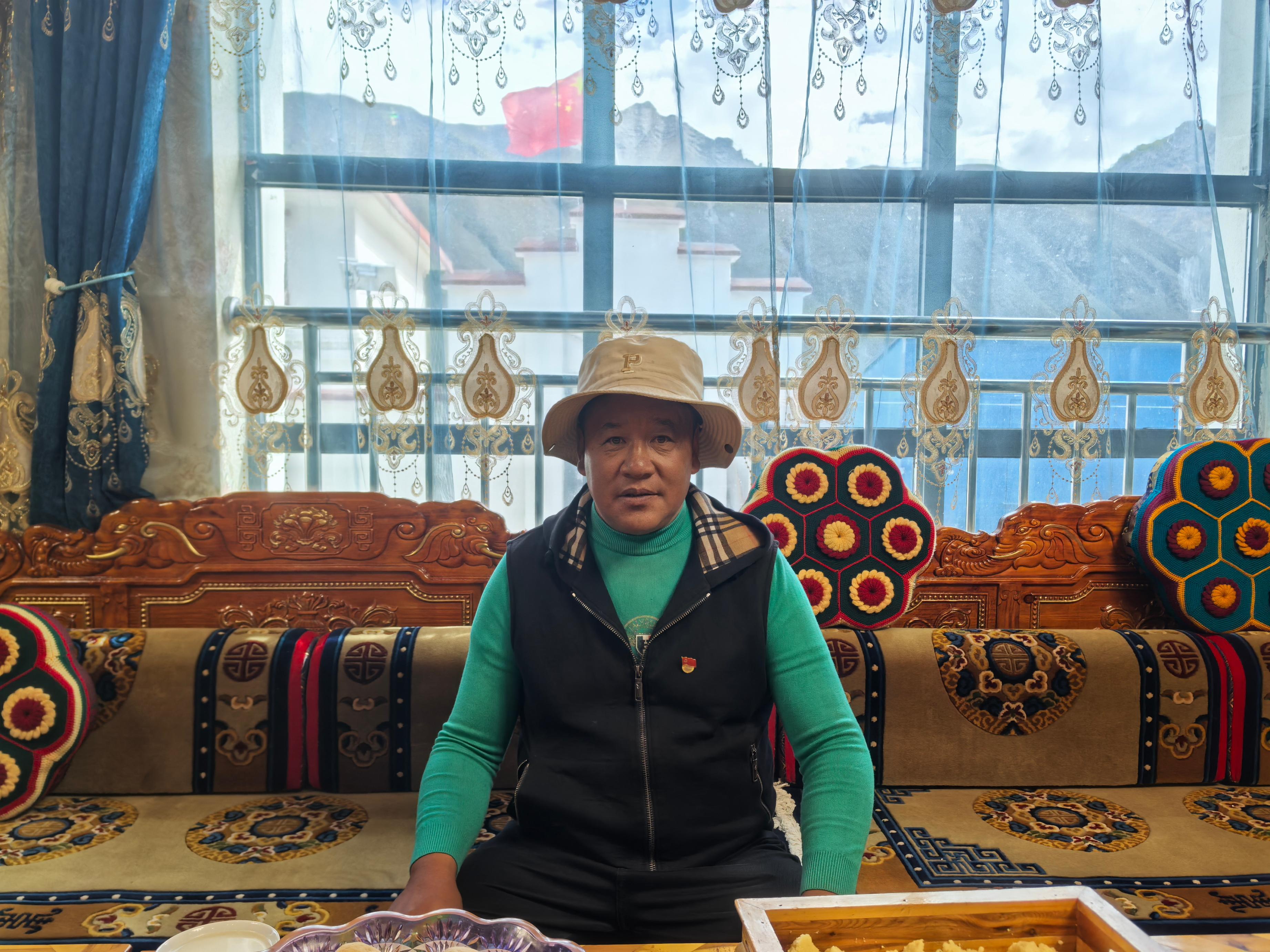 斯定咔村村民在自家客廳。 人民網(wǎng)記者 黃玉琦攝