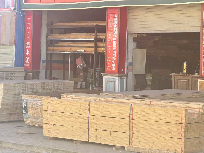 白朗縣頗羅鼐大道西段人行道擺放建材。圖片由留言網(wǎng)友提供