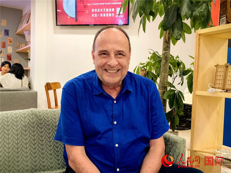 巴西坎皮納斯州立大學(xué)文學(xué)院資深教授弗朗西斯科·福特·哈德曼接受人民網(wǎng)專訪。人民網(wǎng)記者 符園園攝