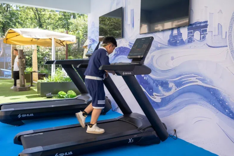 小朋友在智慧體育公園體驗跑步機。巴黎