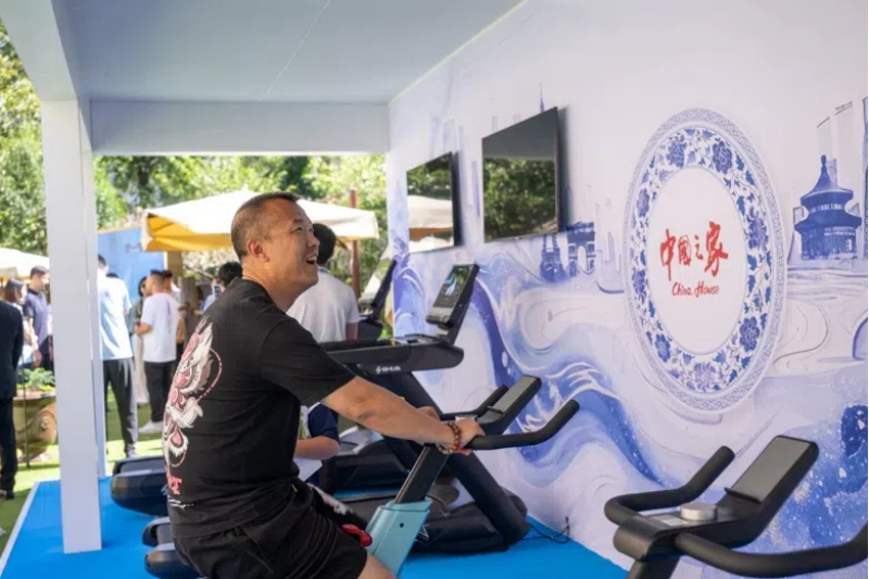 參觀者在智慧體育公園體驗動感單車。巴黎