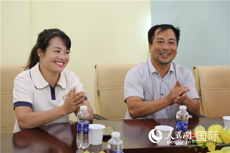 越南沙巴市黃連寄宿制民族小學老師阮氏秋姮、阮文享。人民網(wǎng)記者簡承淵攝