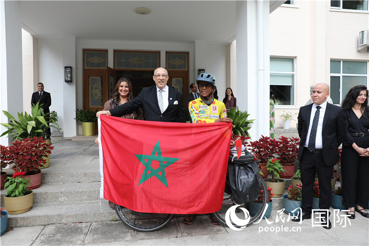 9月6日，摩洛哥駐華大使阿卜杜勒卡迪爾·安薩里在大使官邸舉行儀式，歡迎并招待卡里姆·穆斯塔。人民網(wǎng)記者 王晶攝