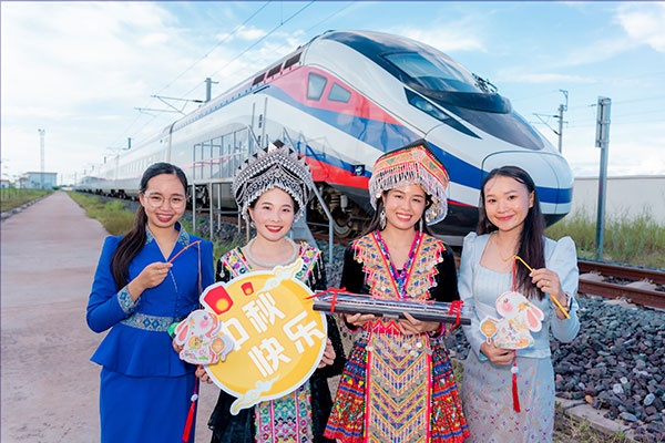 中老鐵路兩國員工一起參加中秋活動。旺·洛拉勒攝