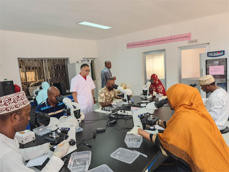 實驗室操作培訓(xùn)現(xiàn)場。徐張懿攝。（專家組供圖）