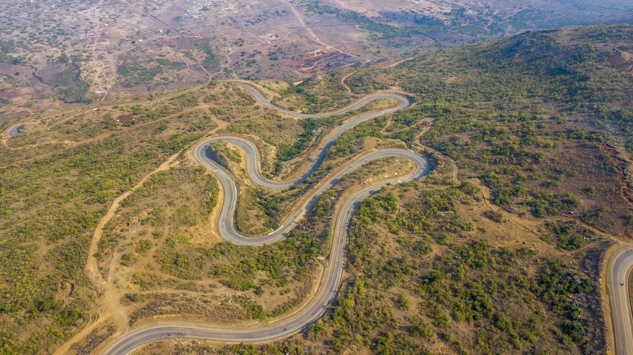 跨崖公路航拍圖。田雨攝