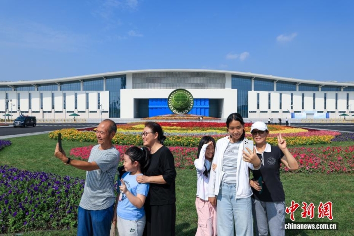 8月31日，天津，市民在2025年上海合作組織峰會主會場外自拍。當(dāng)日，2025年上海合作組織峰會在天津舉行。<a target='_blank' href='/'><p  align=