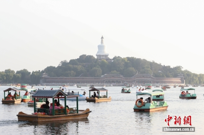 10月7日，國(guó)慶節(jié)、中秋節(jié)假期進(jìn)入尾聲，北京北海公園熱度不減，不少市民游客在公園乘船游玩。<a target='_blank' href='/' _fcksavedurl='/'><p  align=