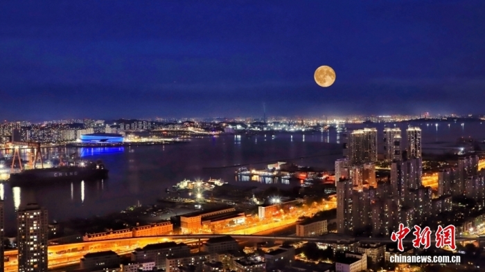 遼寧大連，中秋節(jié)一輪圓月從大連梭魚灣東方海岸線升起。