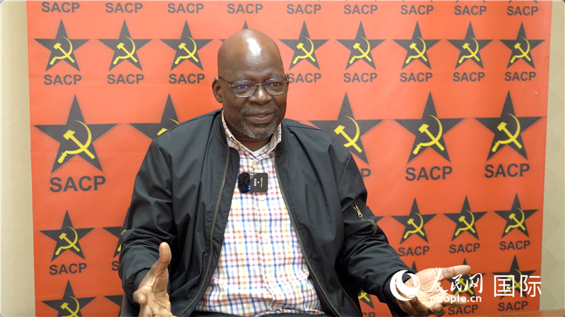 南非共產(chǎn)黨總書記索利 馬派拉接受人民網(wǎng)記者采訪。人民網(wǎng) 劉暢攝