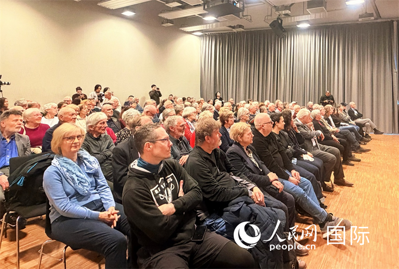 （當?shù)貢r間4月9日，柏林中國文化中心舉辦“中國故事”系列講座之“騎行中國：喜馬拉雅、絲綢之路與重走長征路”，圖為講座現(xiàn)場。 人民網(wǎng)記者 劉赫攝）