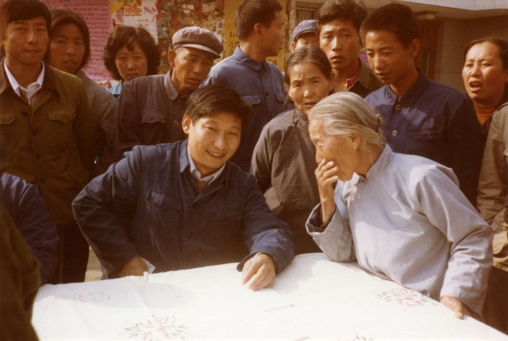 這是1983年，時任河北正定縣委書記的習近平，臨時在大街上擺桌子聽取老百姓意見。