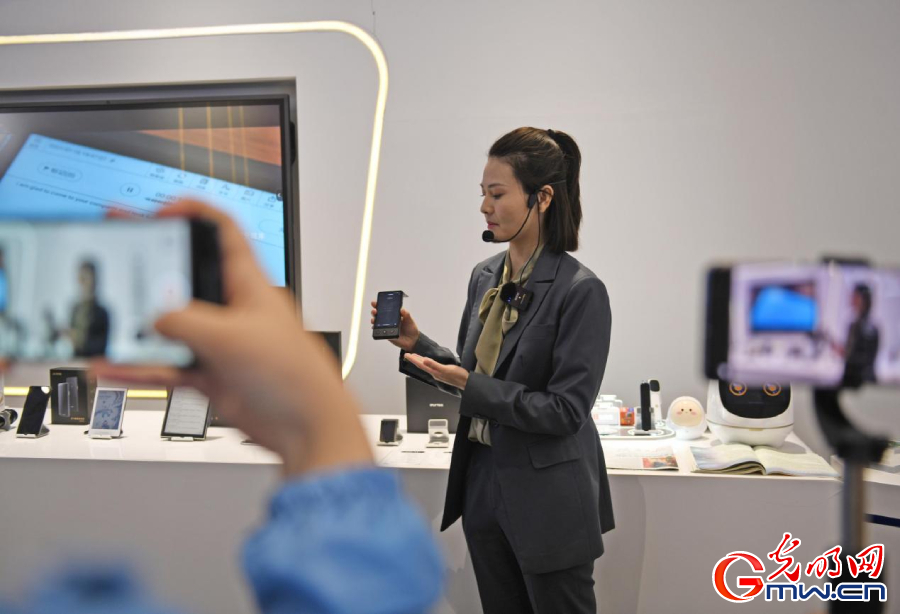 組圖丨AI、網(wǎng)絡(luò)安全、跨境電商……數(shù)字經(jīng)濟(jì)如此 “陜”耀