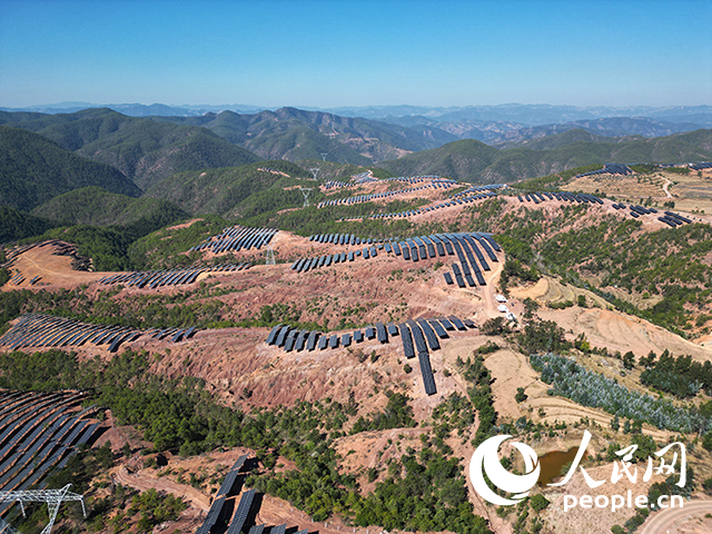 云南南華羅文村的山坡上，一塊塊光伏板連接成片。人民網(wǎng)記者 程浩攝