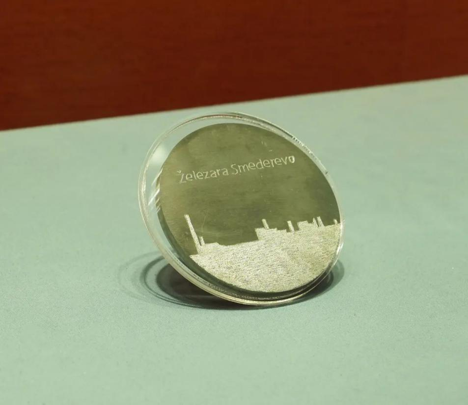 2016年6月，塞爾維亞斯梅戴雷沃鋼廠工人贈送習近平主席的鋼板雕刻工廠剪影紀念牌。胡楊 攝