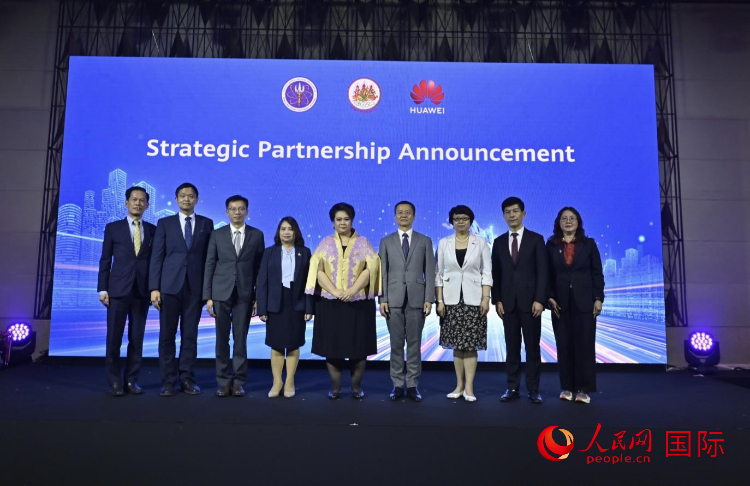 數(shù)字人才峰會現(xiàn)場。左五為泰國高等教育、科學(xué)、研究和創(chuàng)新部長素巴瑪·伊沙拉帕迪，右三中國駐泰國大使館教育參贊許蘭，右四為華為泰國技術(shù)有限公司總經(jīng)理李雄偉。人民網(wǎng)記者 簡承淵攝