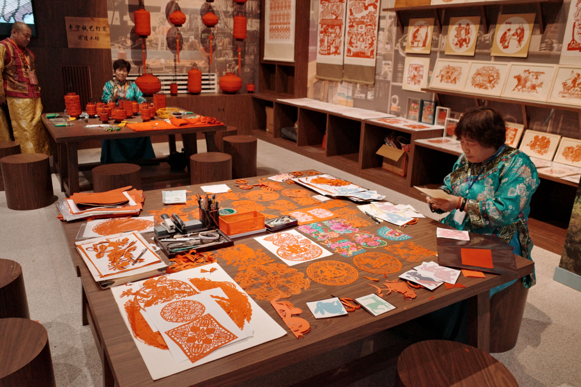 “氣象萬千——中國非遺保護(hù)實踐主題展”上，非遺傳承人現(xiàn)場展示。人民網(wǎng)記者 劉微攝