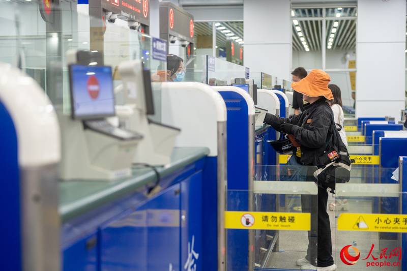 越南游客正在辦理入境手續(xù)。人民網(wǎng)記者 嚴(yán)立政攝