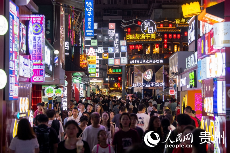 6月21日，貴陽(yáng)，青云市集內(nèi)游人如織。人民網(wǎng)記者 翁奇羽攝