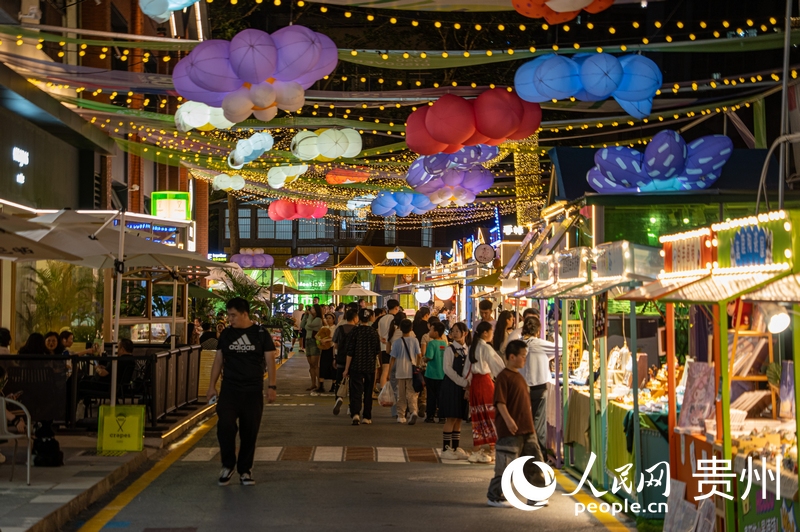 6月21日，貴陽(yáng)新印廠霓虹閃爍，映照城市夜生活。人民網(wǎng) 陽(yáng)茜攝