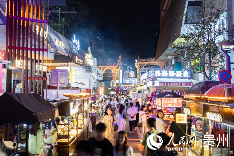 6月21日，夜幕下人頭攢動(dòng)的貴陽(yáng)市太平路街區(qū)。人民網(wǎng)記者 涂敏攝