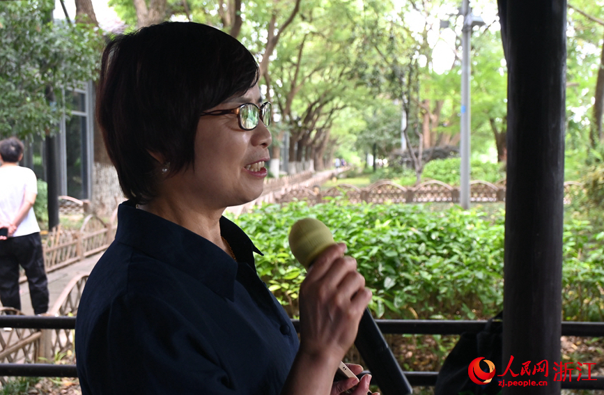 面向運河，任國萍放聲歌唱。人民網(wǎng)記者 張麗瑋