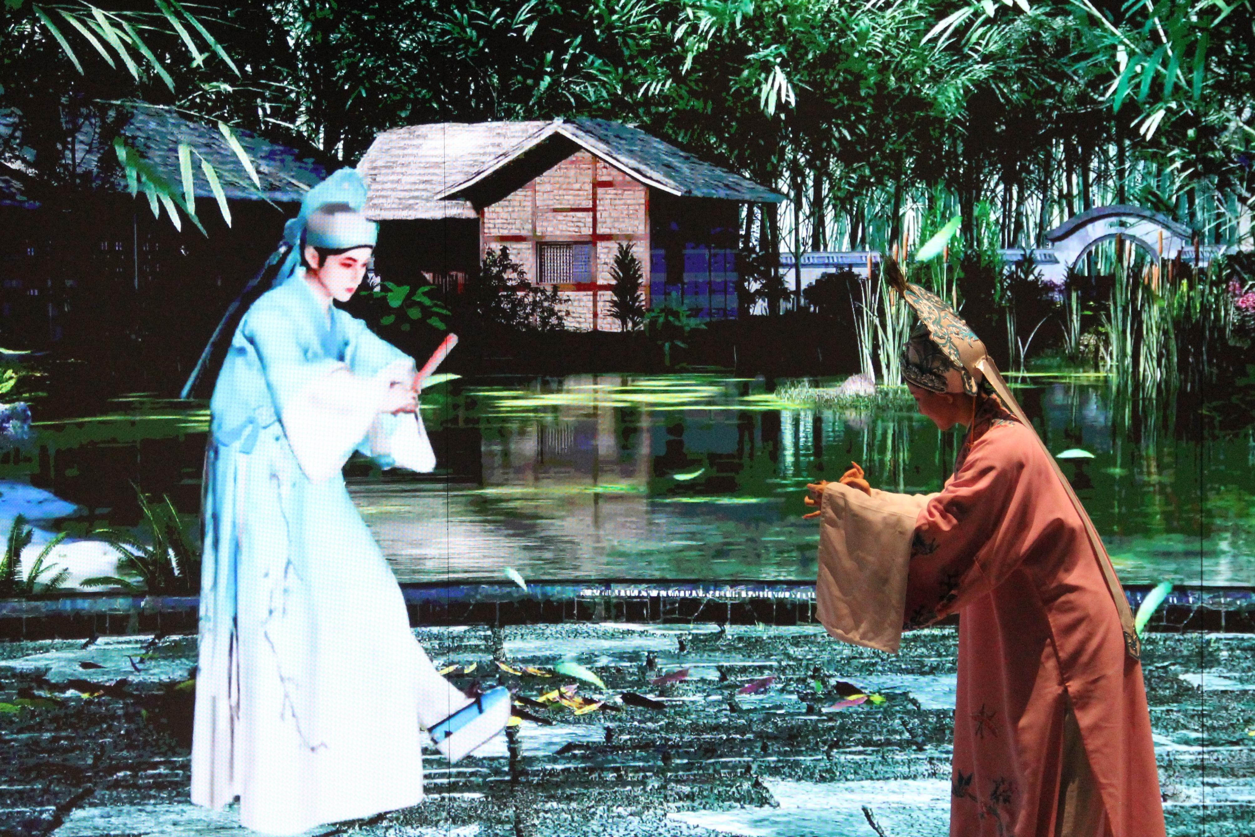 真人演員與虛擬人演員在“元啟金陵”南京數(shù)字文化客廳出演《梁山伯與祝英臺》經(jīng)典選段。受訪者供圖