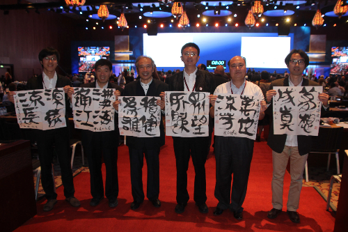 顧風（左三）在會場合照留念。受訪者供圖