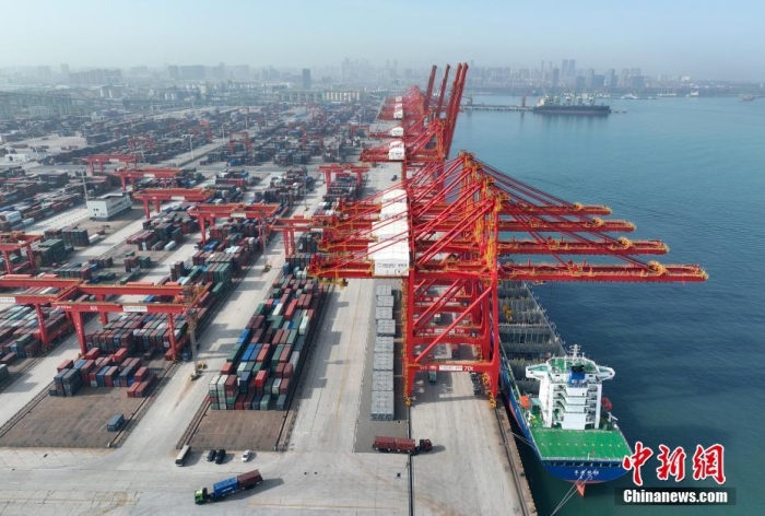 資料圖：山東日照港全自動化集裝箱碼頭作業(yè)現(xiàn)場。(無人機圖片)<a target='_blank' href='/'><p  align=