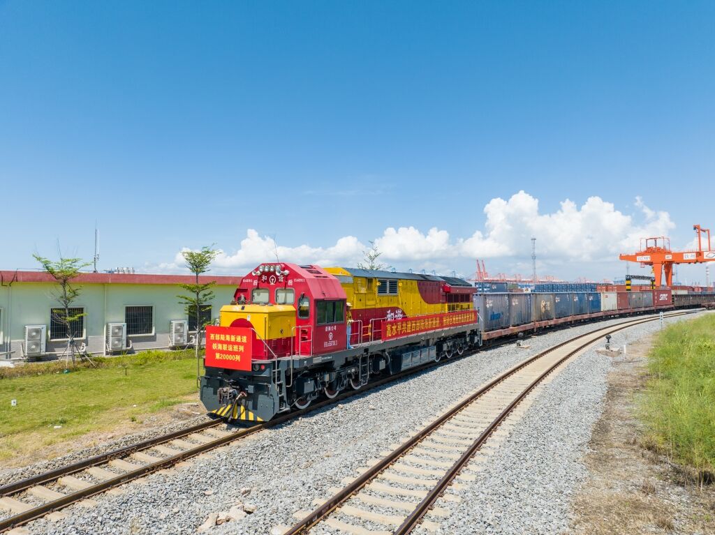 01 陸海新通道第20000列班車。陸海新通道運營公司供圖