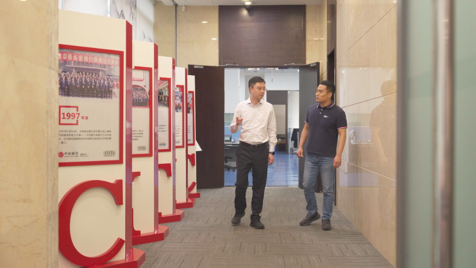 中信銀行成都分行行長(zhǎng)助理李一（左）接受采訪。人民網(wǎng)記者 王紹紹攝