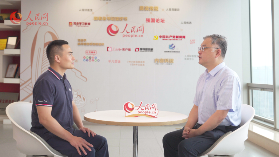 中共中央黨校（國家行政學(xué)院）國家治理教研部副主任李江濤（右）接受采訪。人民網(wǎng)記者 王紹紹攝