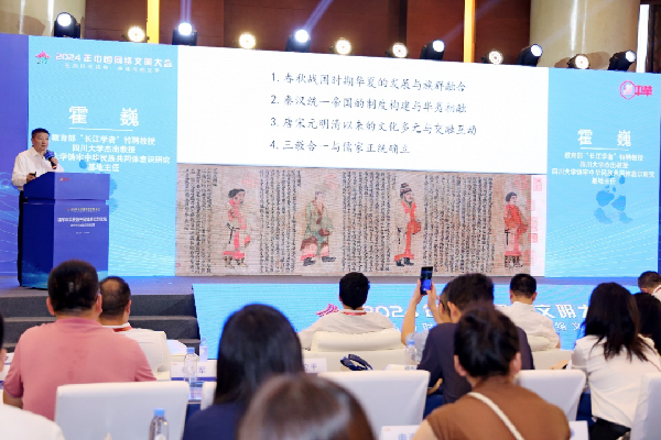 講好中華民族共同體故事，讓網(wǎng)絡(luò)“連心”更“聚心”