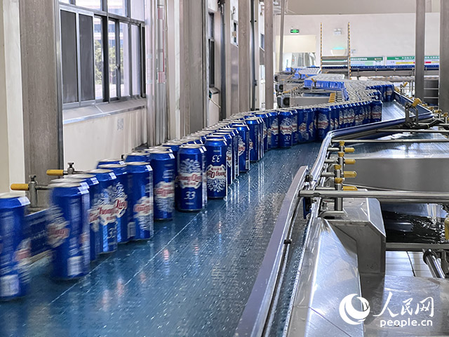 重慶啤酒包裝車間易拉罐生產(chǎn)線。人民網(wǎng)記者 胡虹攝