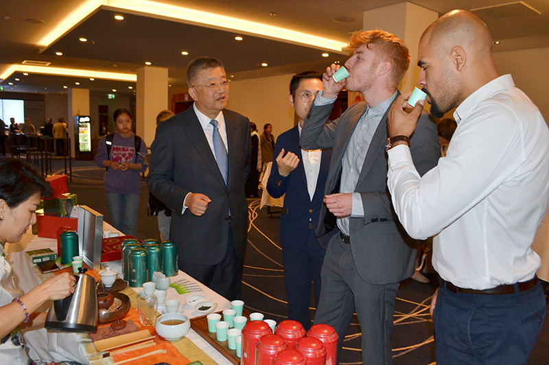 參會嘉賓品鑒貴州茶。貴州省互聯(lián)網(wǎng)信息辦公室供圖