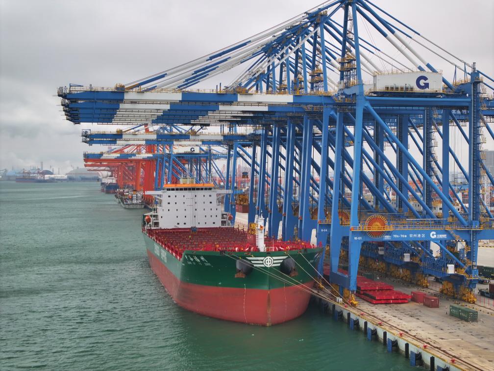 2月23日拍攝的廣西北部灣港欽州港區(qū)的碼頭堆場（無人機照片）。新華社記者 周華 攝