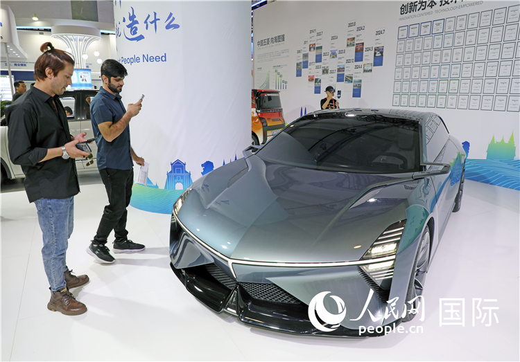 東博會(huì)上，上汽通用五菱展出的一款名為“東盟之光”的新能源概念車吸引參觀者駐足。人民網(wǎng)記者趙益普攝